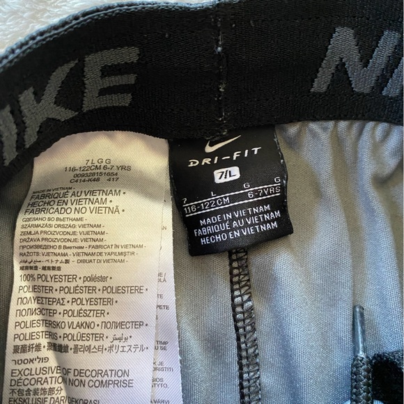 Boys size 7 Nike shorts - Picture 3 of 3